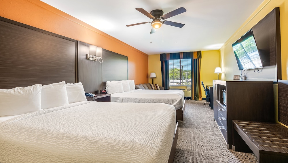Room, Multiple Beds, Non Smoking, Refrigerator & Microwave photo 1