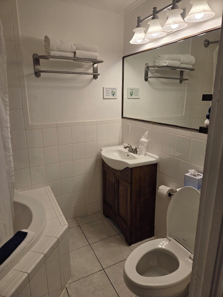 Deluxe Room 2 Queen at Wicker House, 913 Duval Street photo 2