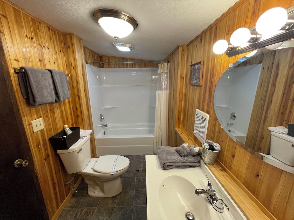 Comfort Single Room, 2 Queen Beds (Unit #20) photo 3