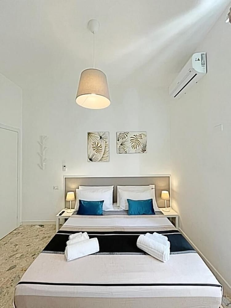 Deluxe Room, 1 Queen Bed, Non Smoking, Shared Bathroom photo 1