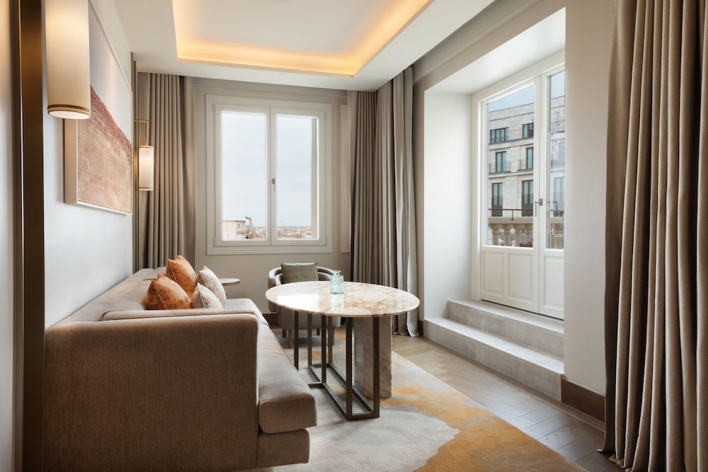 Suite, 1 King Bed, Terrace (View) thumbnail 5