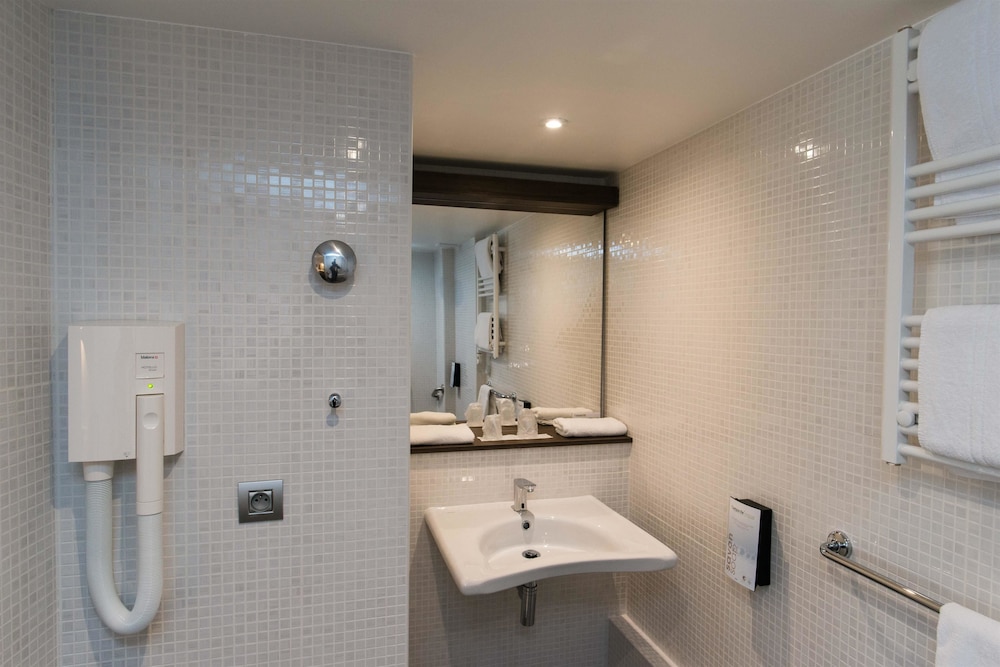 Standard Room, 2 Twin Beds - Photo 8