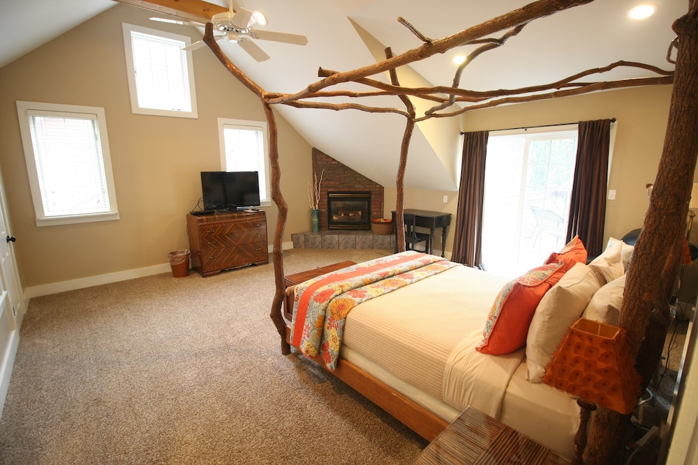 Deluxe Room, 1 King Bed, Jetted Tub (Sassafras) - No Pets Allowed