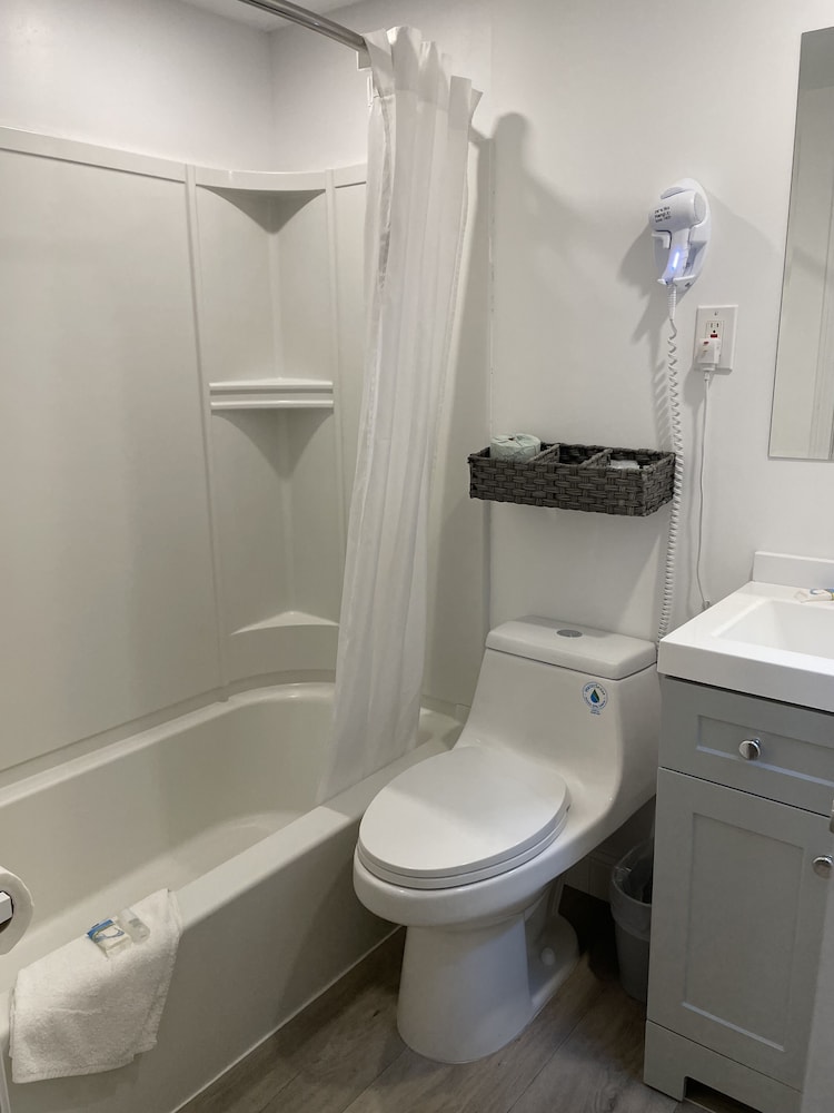 Standard Room, 1 Queen and 1 Twin Bed photo 2