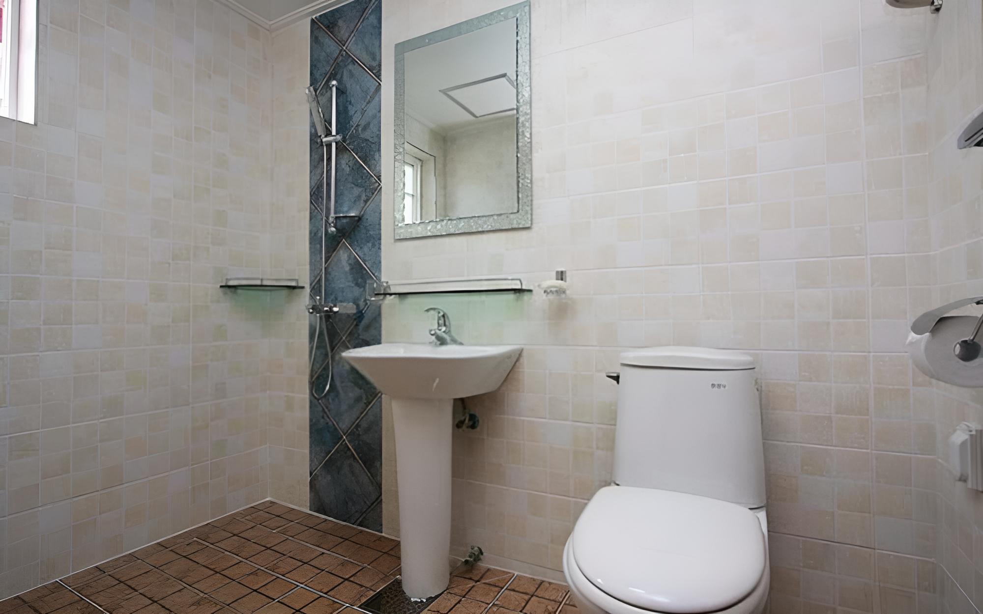 Room (Room 104) - Photo 8