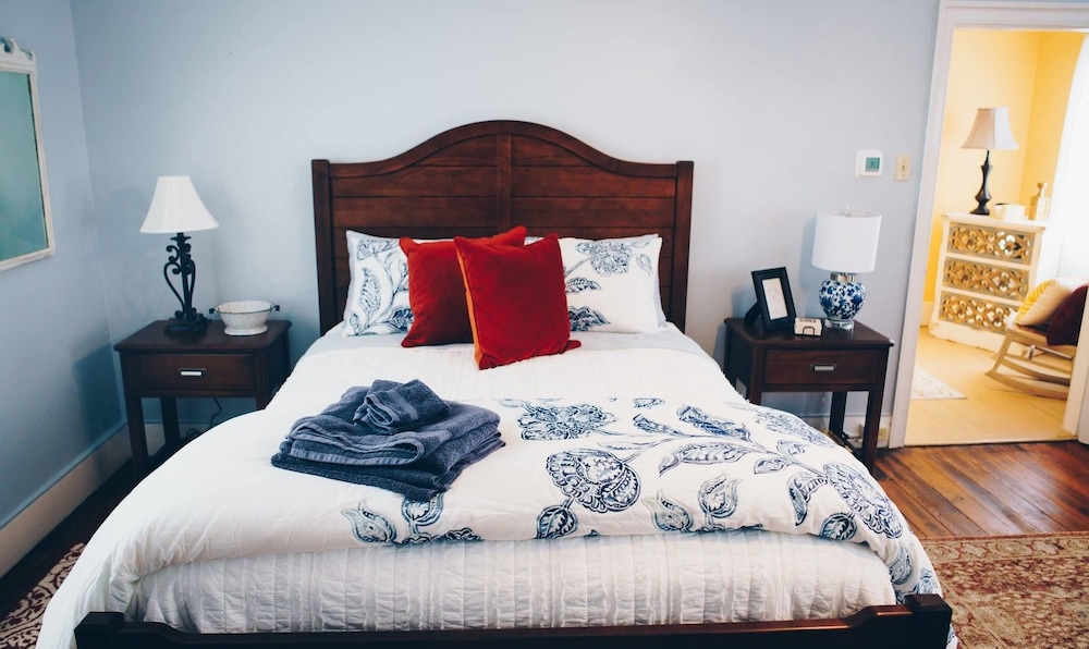 Luxury Room, 1 Queen Bed (Shared Bathroom) photo 1