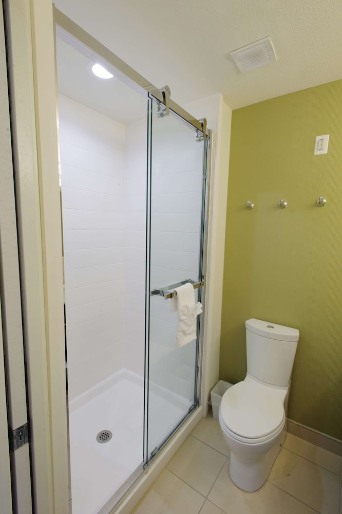 Suite, 1 King Bed (Roll In Shower) thumbnail 6