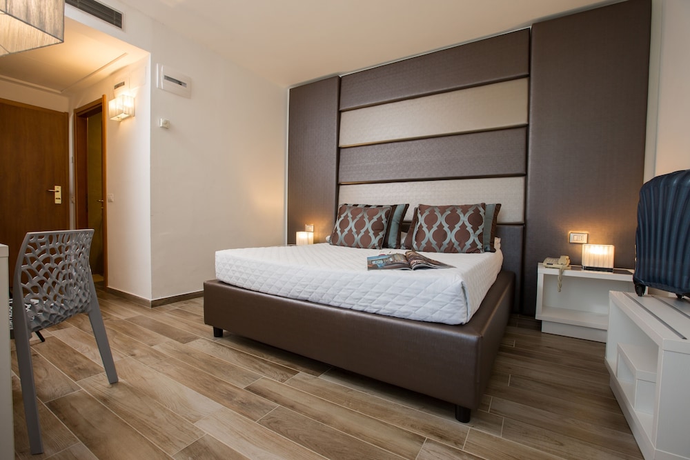 Deluxe Double Room - Photo 1