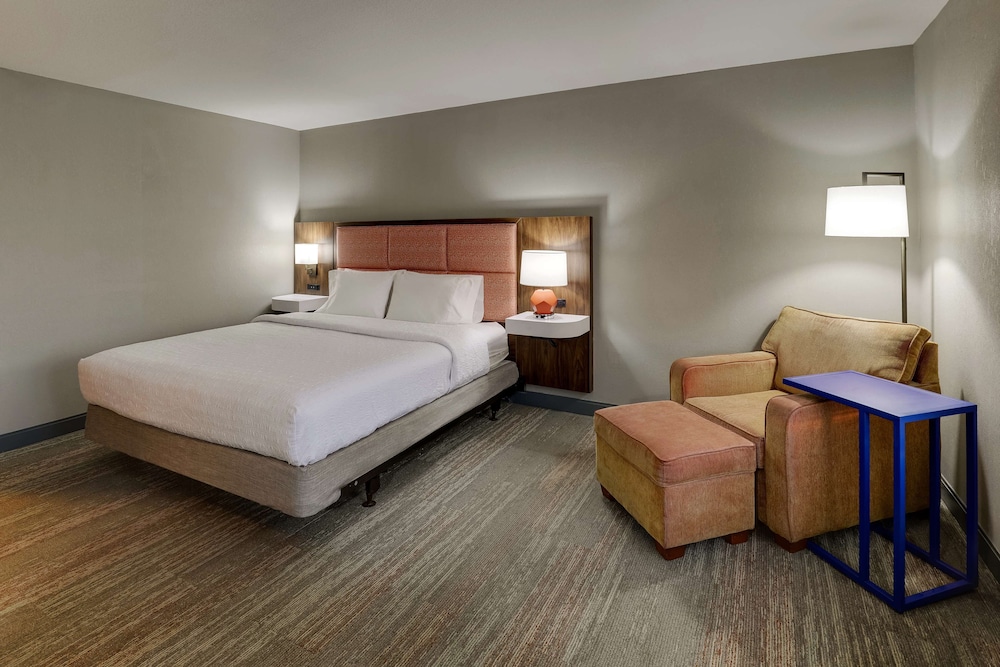 Room, 1 King Bed, Accessible (Hearing) - Photo 3