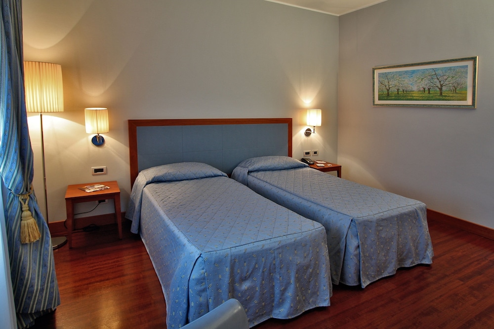 Standard Double or Twin Room - Photo 5