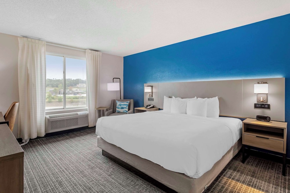 Standard Room, 1 King Bed, Non Smoking - Photo 3