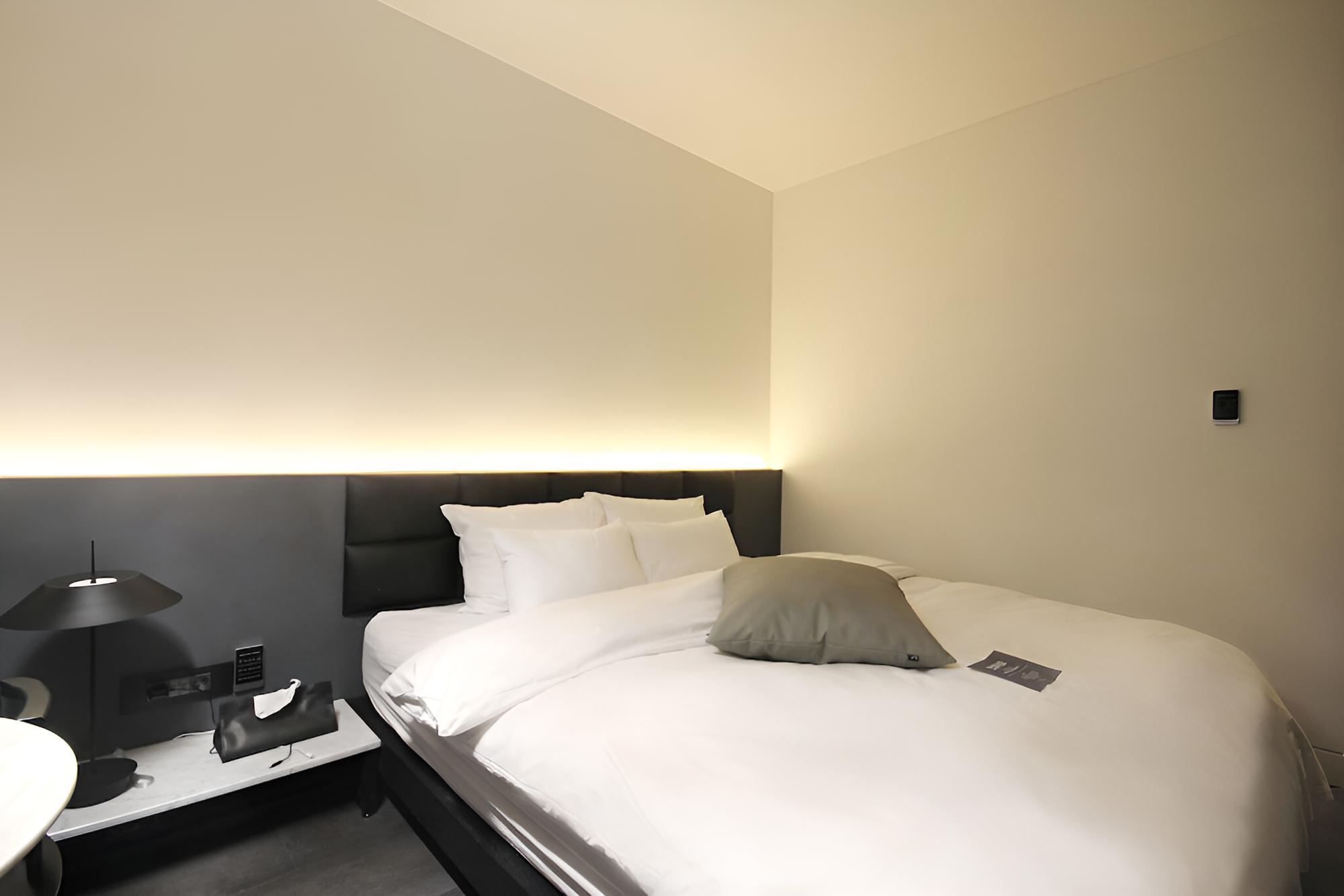 Room (Premium A (OTT King Bed)) - Photo 4