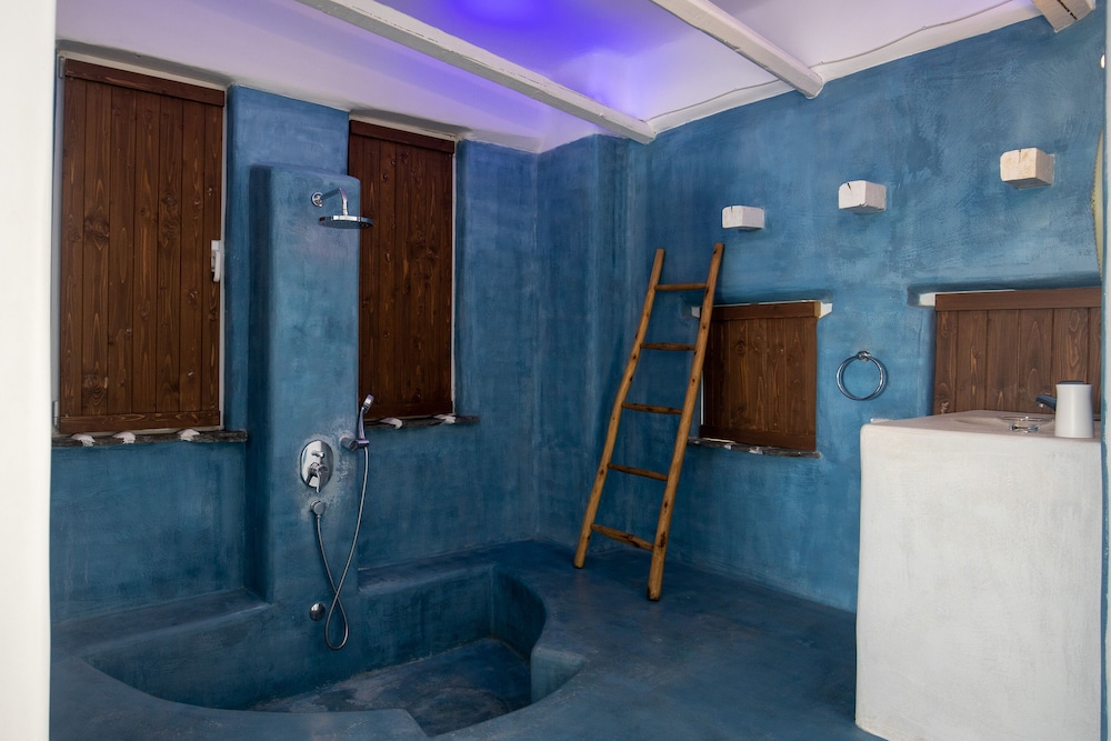 Executive Suite with Outdoor Jacuzzi photo 3