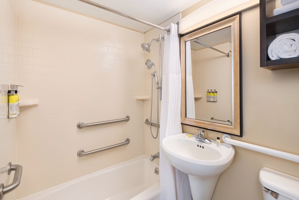 Studio Suite, 2 Double Beds, Accessible, Kitchen (Mobility Tub) thumbnail 5