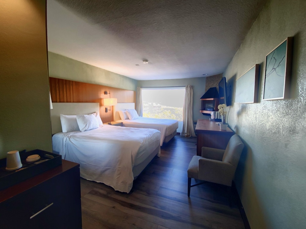 Standard Room, 2 Queen Beds - Photo 5