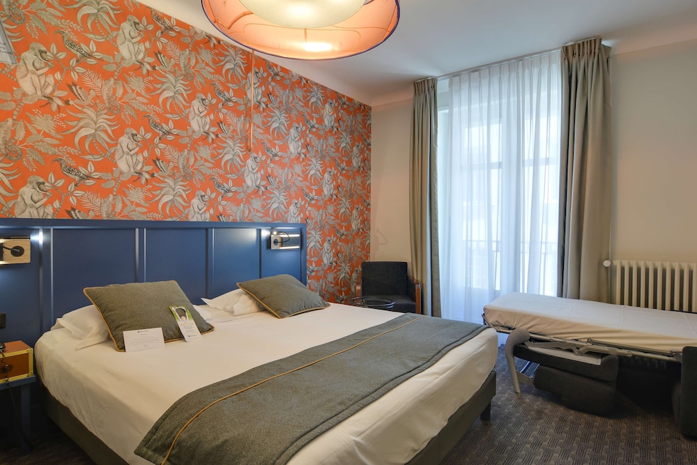 Superior Room, 1 King Bed, Non Smoking (Twin bed on request;with Sofabed) - Photo 9