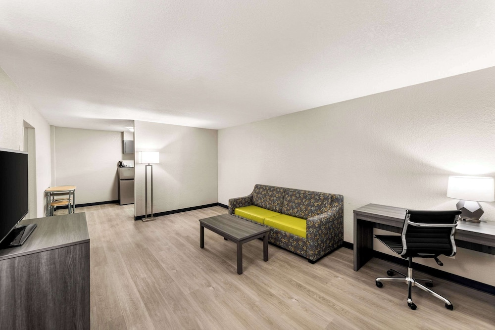 1 King Bed Suite, Full Kitchen with 2 person Sofa bed photo 3