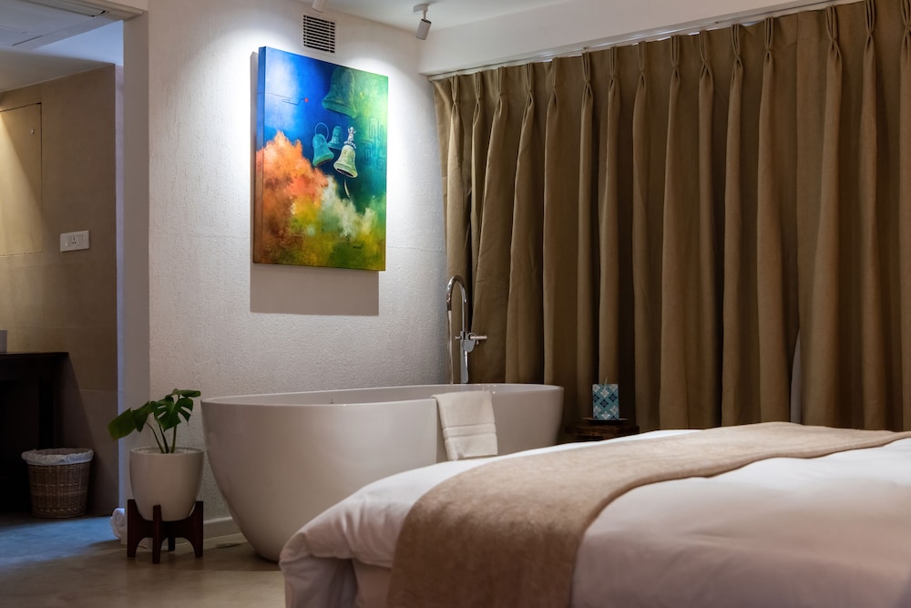 Nepali Suite - Photo 2