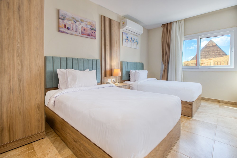 Deluxe Twin Room With Panoramic Pyramids View photo 3