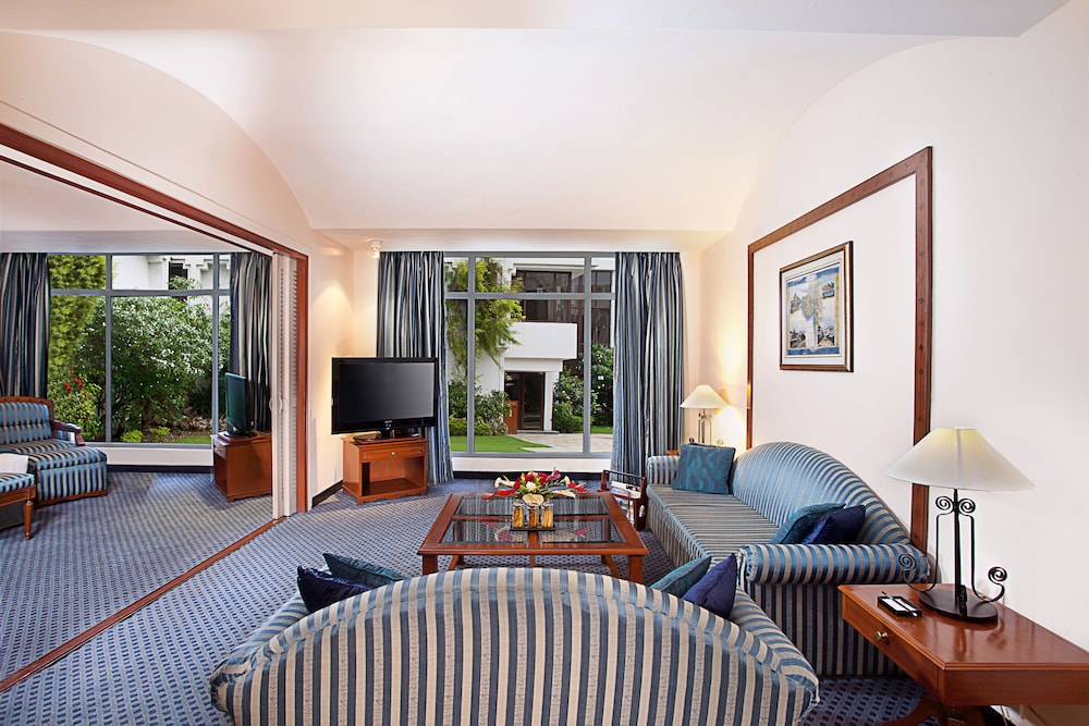 Suite, 1 Queen Bed, Pool View (Contemporary Suite)