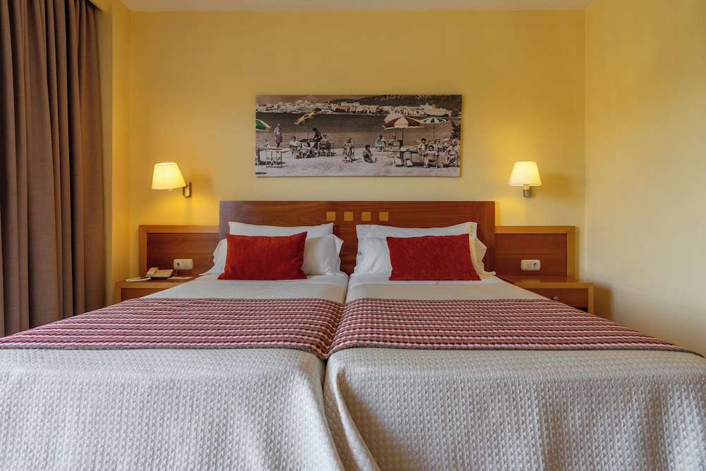 Double or Twin Room, Balcony (2 Adults + 1 Child) - Photo 4