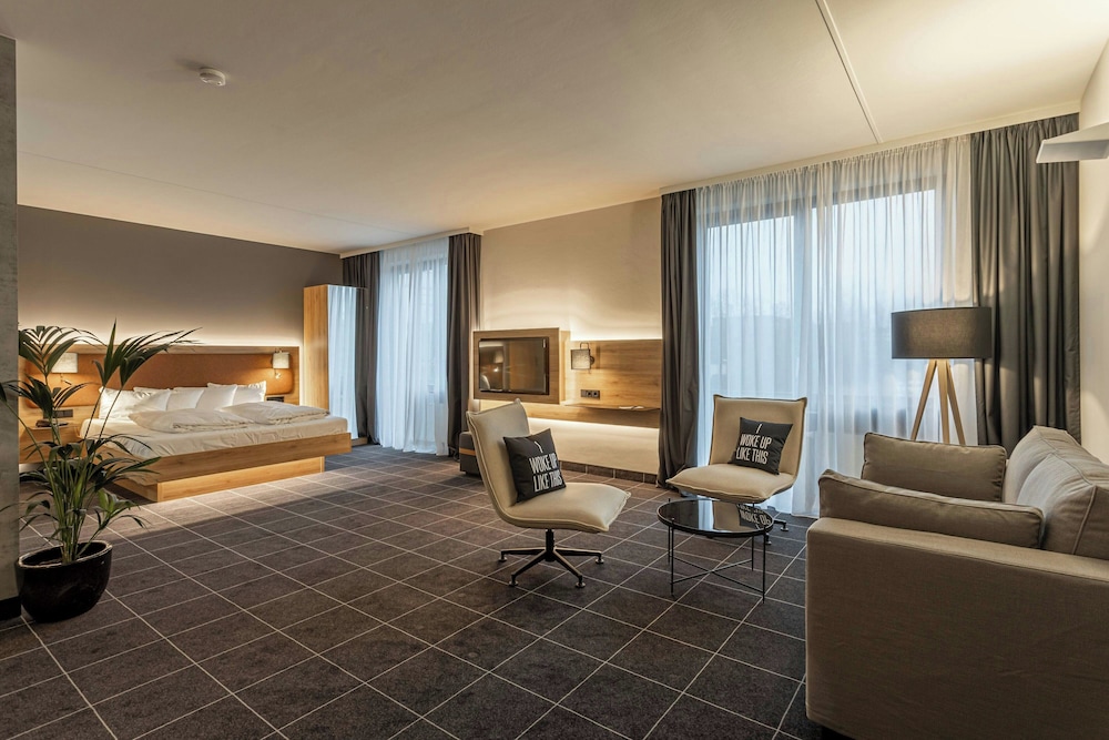Room, 1 Queen Bed with Sofa bed thumbnail 5