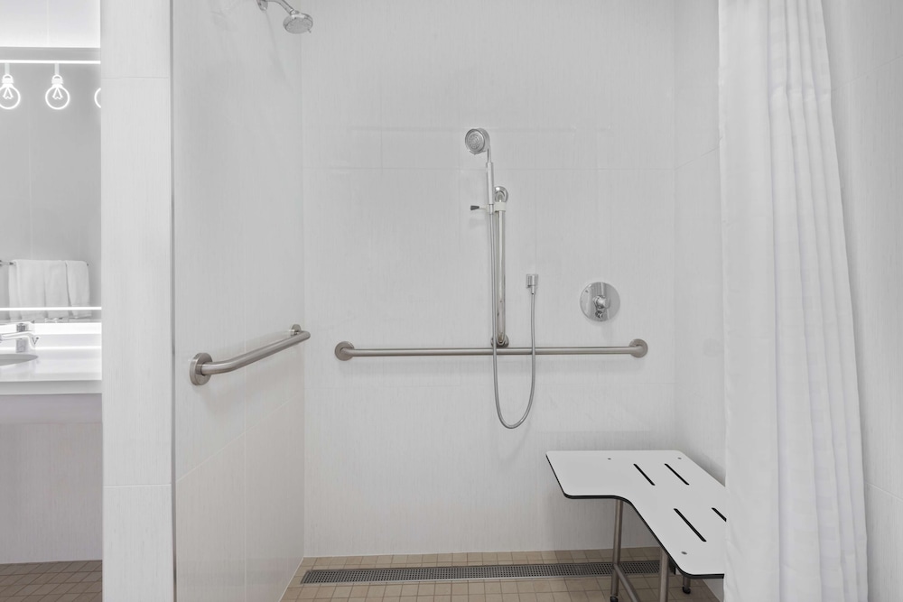 Suite, 1 King Bed, Accessible, Non Smoking (Roll-in Shower)