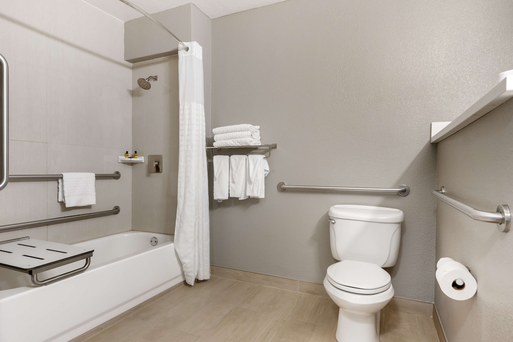 Standard Room, 2 Queen Beds, Mobility Accessible, Refrigerator & Microwave (Bathtub) - Photo 4