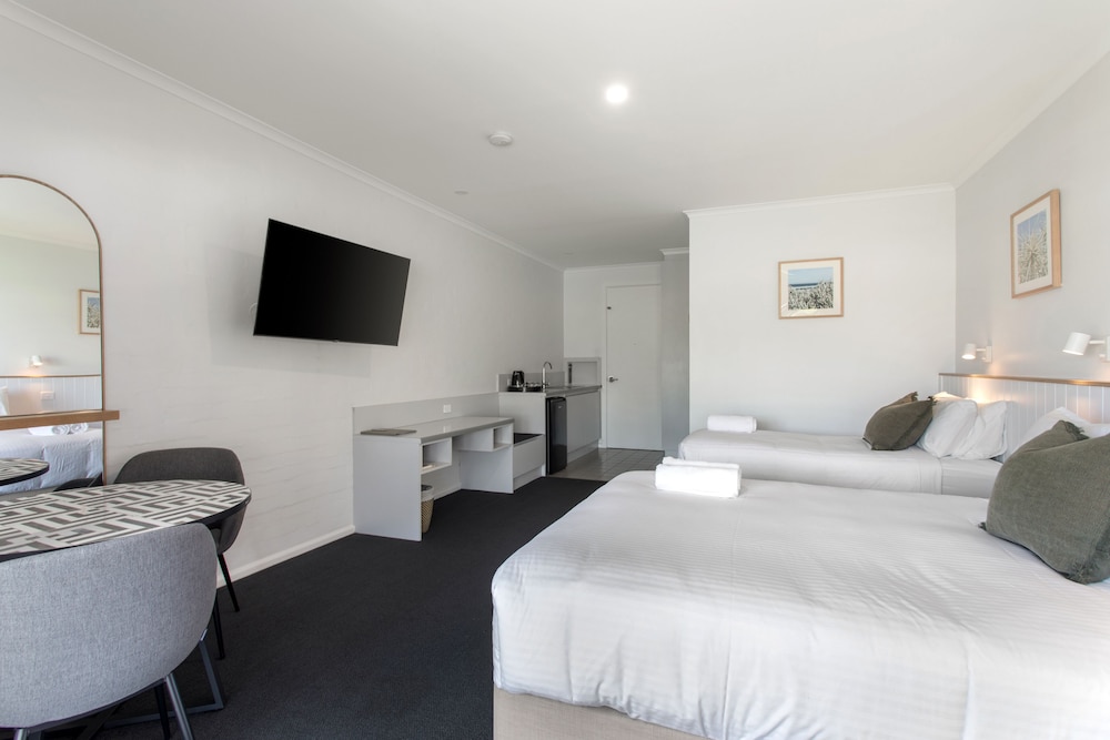 Accessible Twin Motel Room - Waterfront photo 2