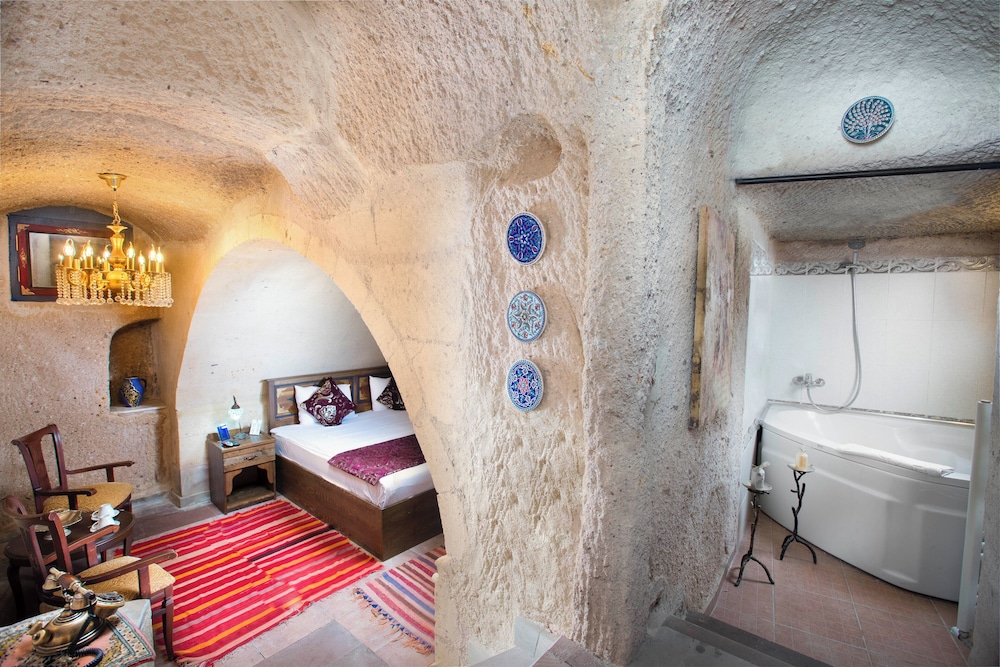 Deluxe Cave Room With Jakuzzi - Photo 7