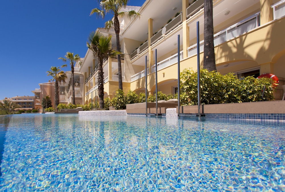 Superior Suite, Terrace, Poolside (Family Swim-Up)