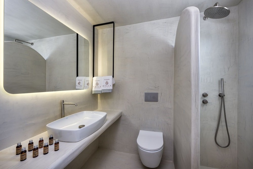 Aelia Suite, Sea View & Outdoor Hot Tub - Photo 3