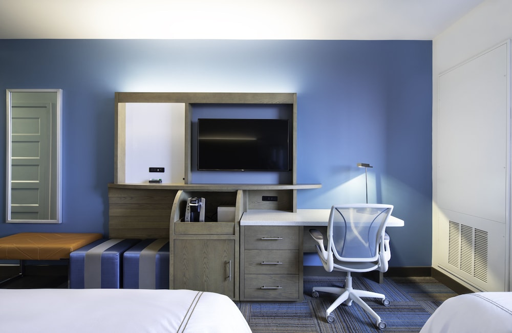 Standard Room, 1 King Bed, Lake View - Photo 4