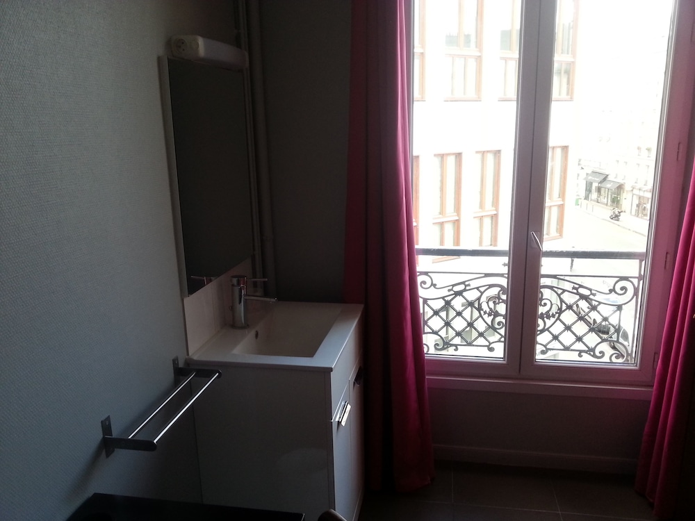 Standard Single Room, 1 Large Twin Bed, Private Bathroom photo 2