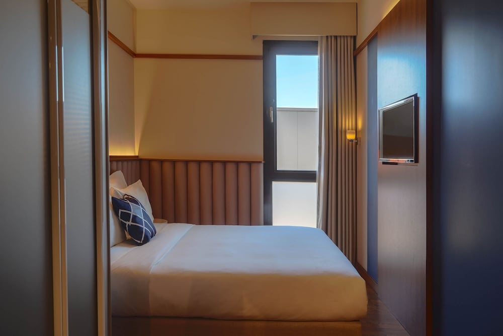 Standard Room, 1 King Bed, Non Smoking - Photo 1
