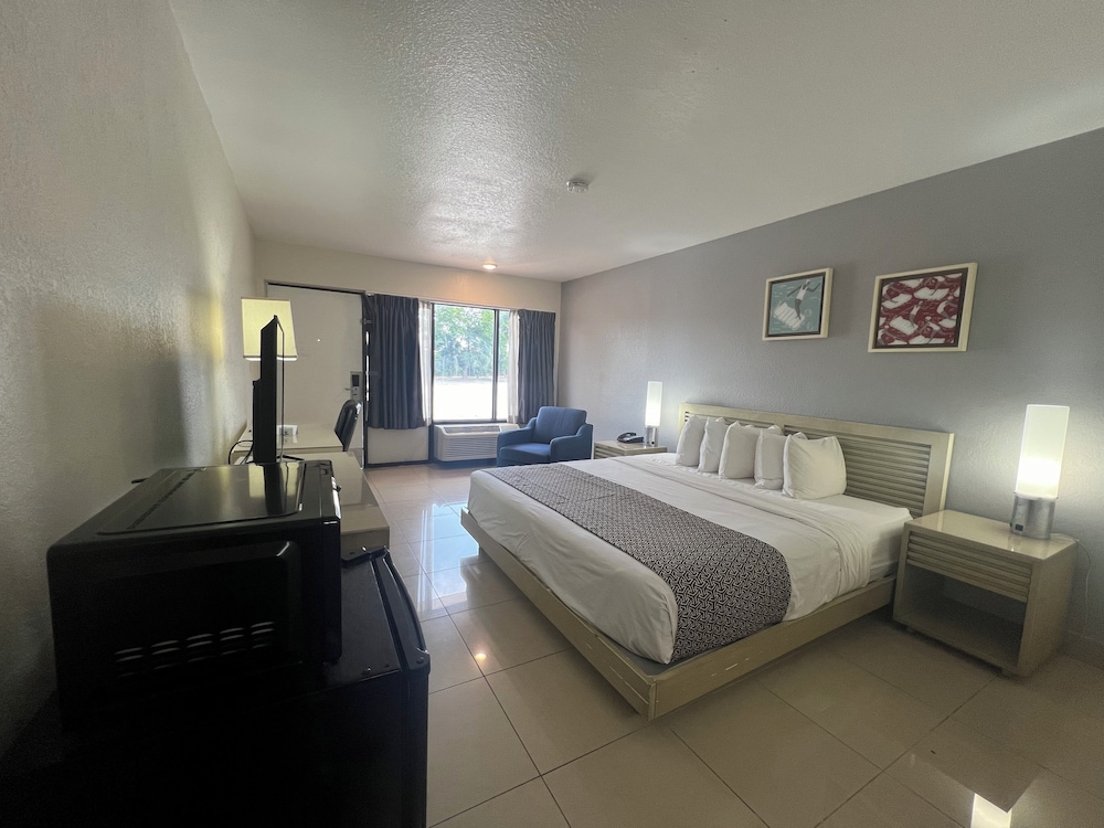 Deluxe Room, 1 King Bed - Photo 1