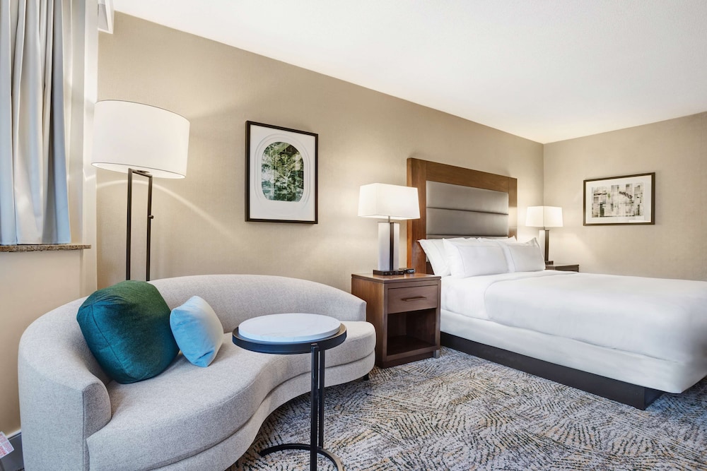 Deluxe Room, 1 King Bed photo 1