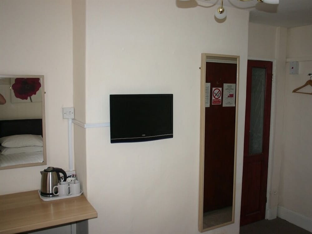 Basic Double Room, Ensuite (Small) photo 2