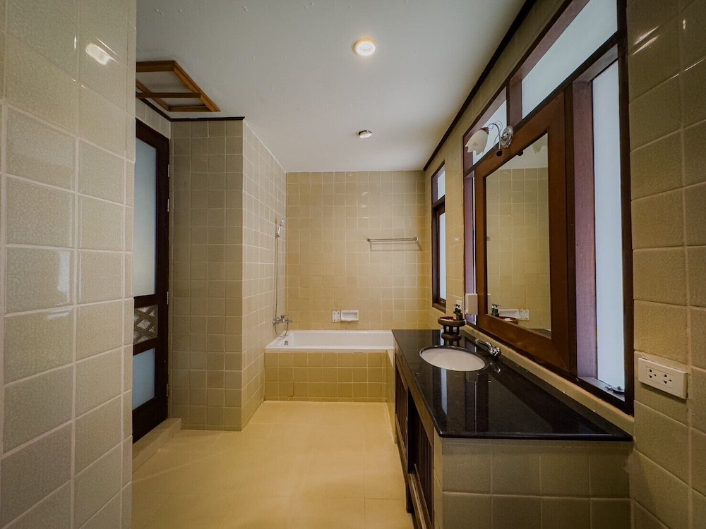 Hillside Deluxe Twin Room - Photo 8