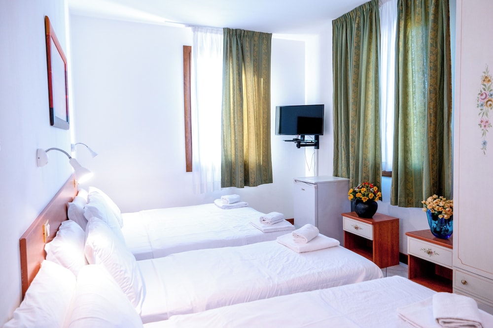 Standard Triple Room, Non Smoking, Private Bathroom