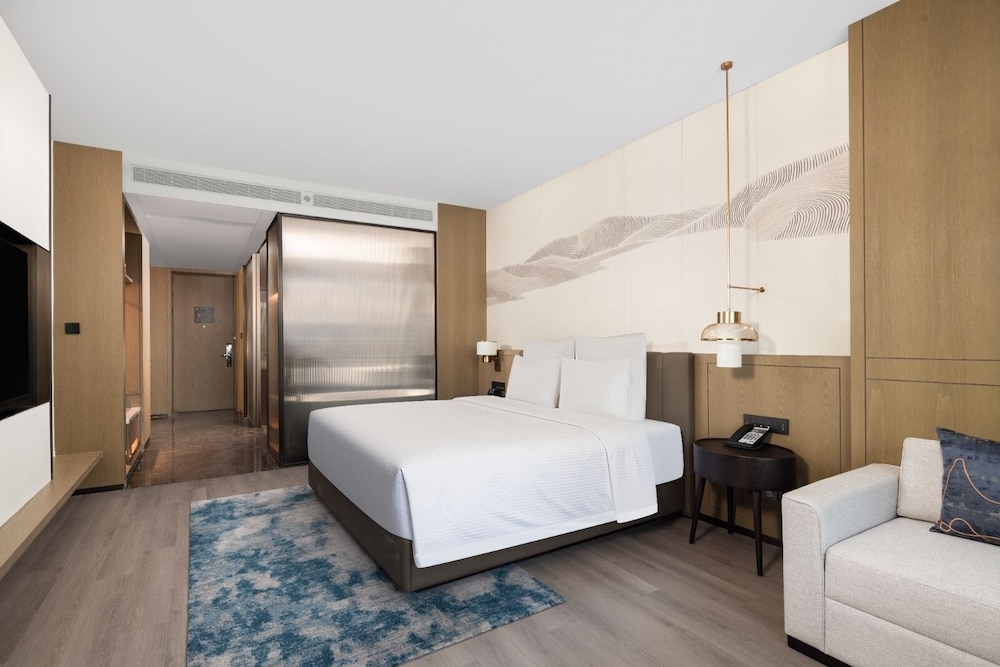 Superior Room, 1 King Bed photo 3