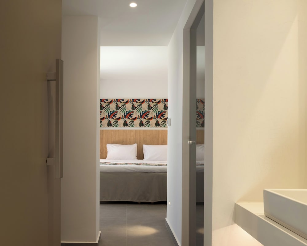 Deluxe Double Room, Partial Sea View - Photo 3
