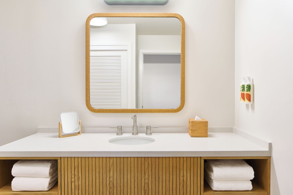 Royal Bungalow, 2 Double Beds, Oceanfront thumbnail 5