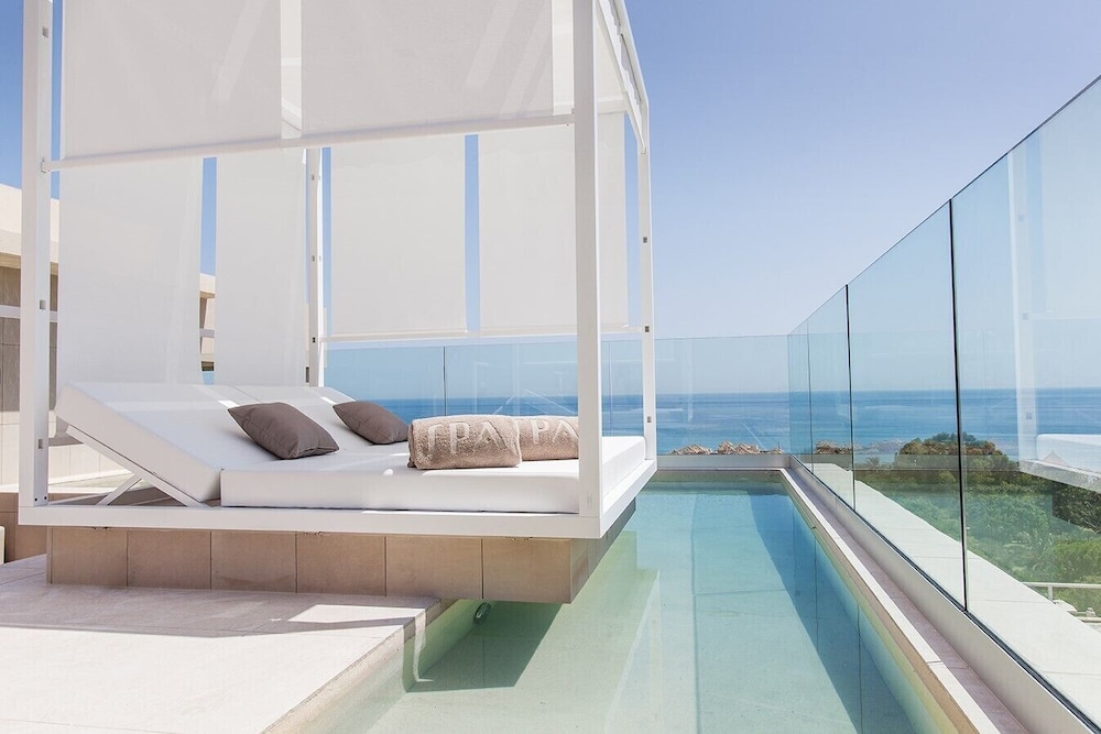 Infinity Pool Grand Suite Sea View thumbnail 5