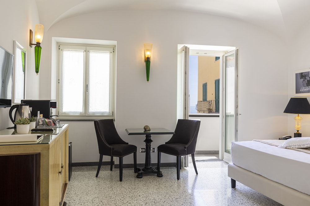 Superior Double Room, 1 King Bed, City View photo 2
