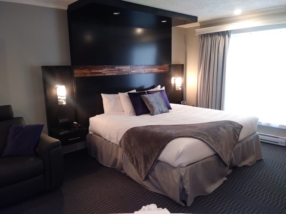 Junior Suite, 1 King Bed, Non Smoking, Bathtub photo 1