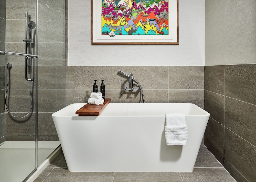 Junior Suite, Multiple Beds, Roll-in Shower - Photo 5