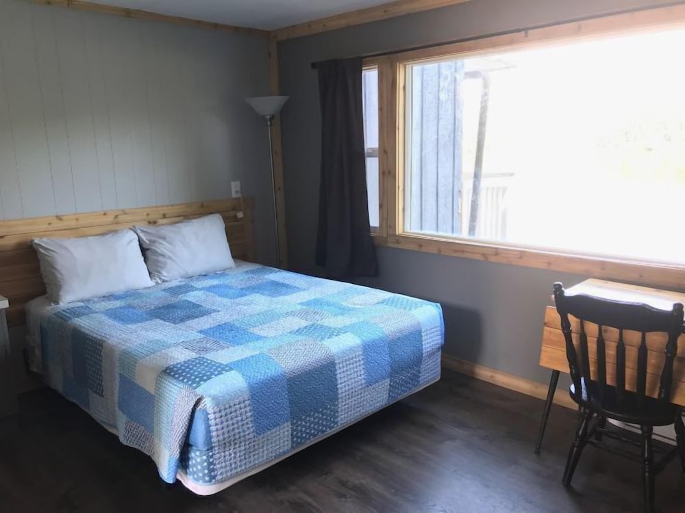 Basic Room, 1 Queen Bed photo 3