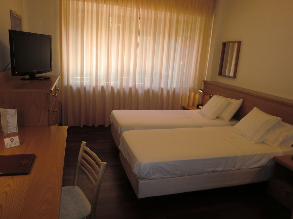 Twin Room, 2 Twin Beds, Non Smoking photo 2
