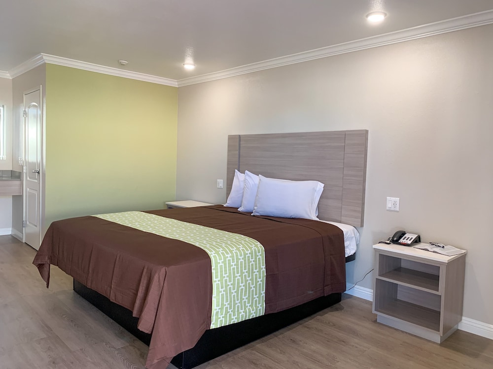 Comfort Room, 1 King Bed, Non Smoking photo 2